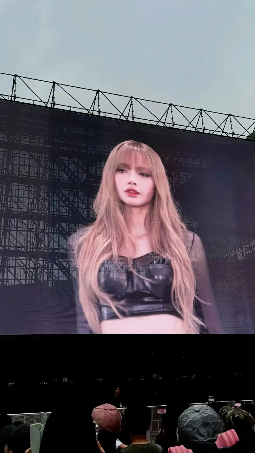 Lisa演唱會丟掉粉絲送的LABUBU