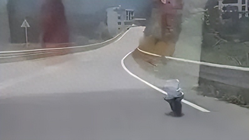 湖南3歲娃獨自騎車要去廣州找媽媽