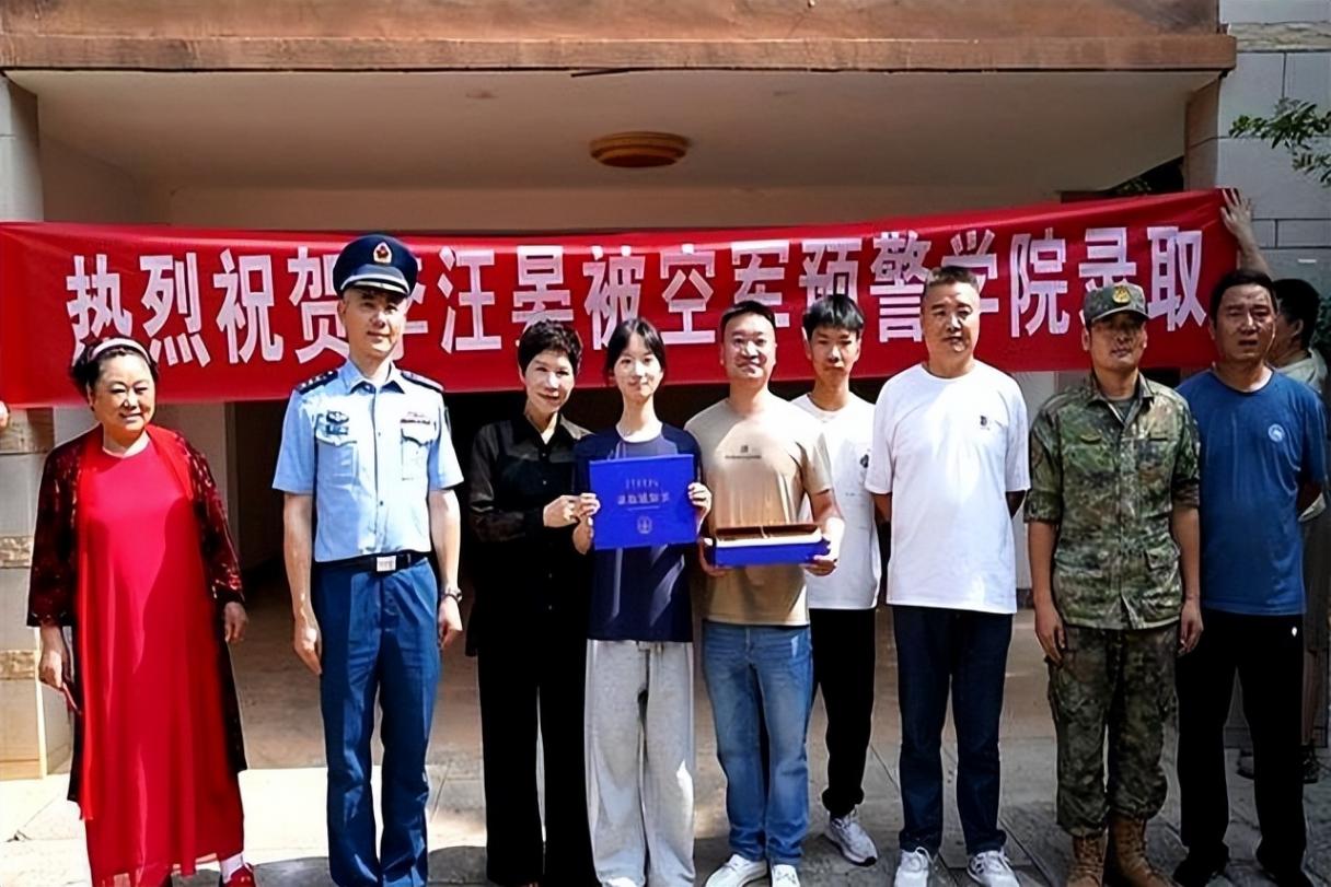 湖北一高考624分女孩放棄985上軍校