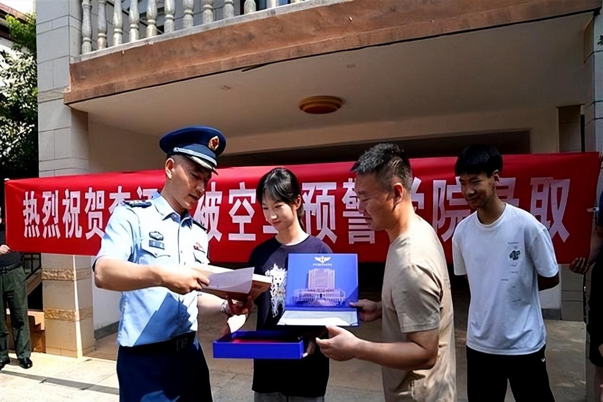 湖北一高考624分女孩放棄985上軍校