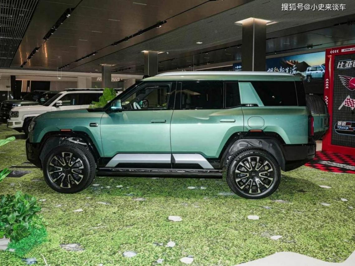 全新國(guó)產(chǎn)“衛(wèi)士”上市!配三激光雷達(dá)+2.0T插混,車(chē)內(nèi)配三塊大屏