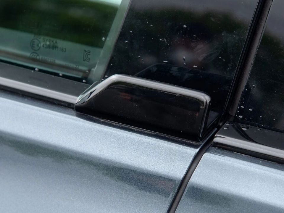 頂住壓力徹底取消門把手,特斯拉全新門把手專利曝光,風阻安全如何選? 圖片