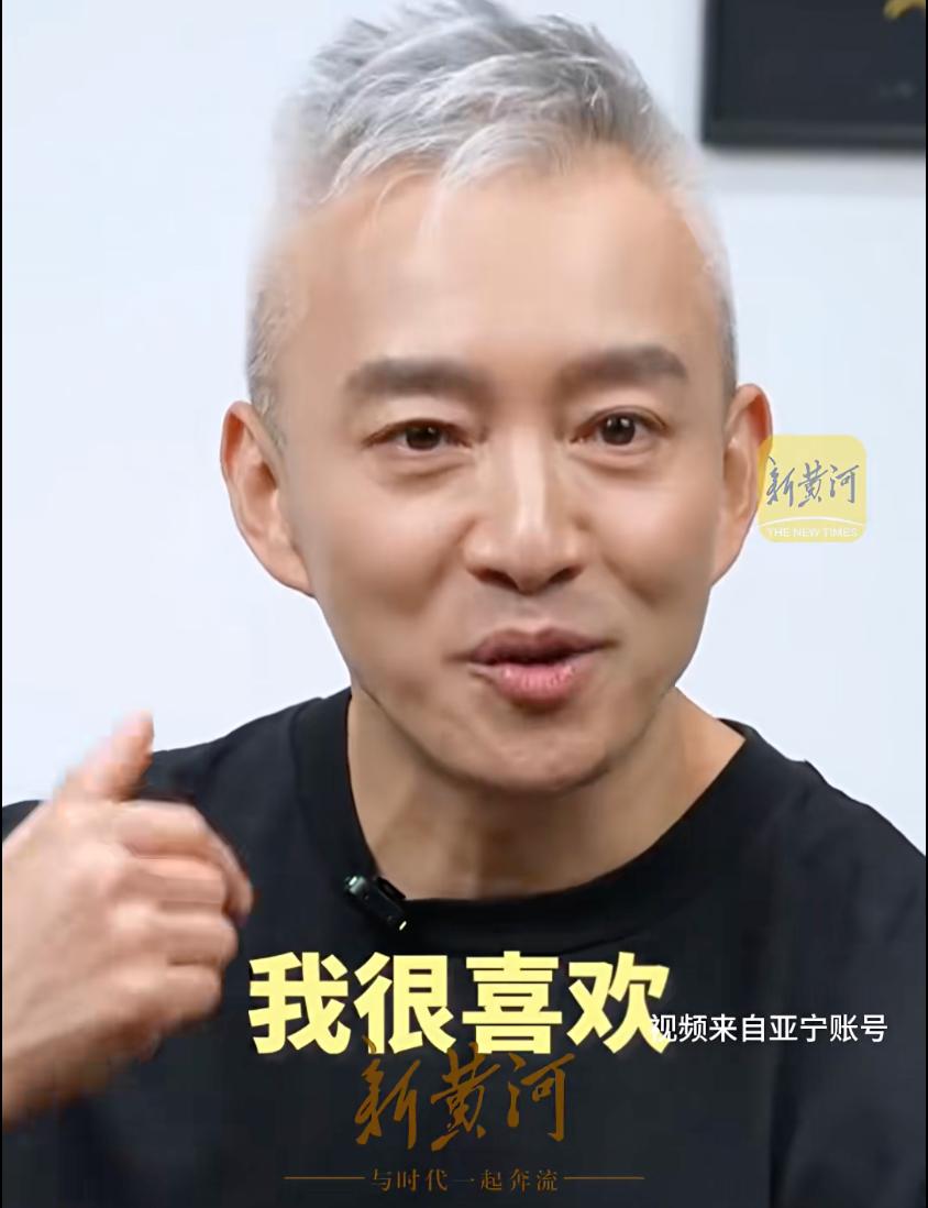 “前最帥央視主持人”復出,56歲已滿頭白發,回應成“身價百億總裁”:只是個快樂的打工人