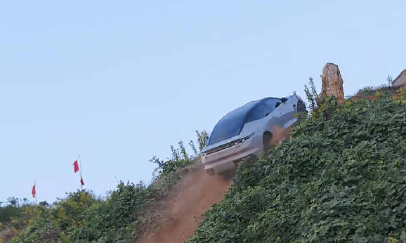 智電四驅反應迅捷,領克10 EM-P輕松化解50度陡坡極限難題