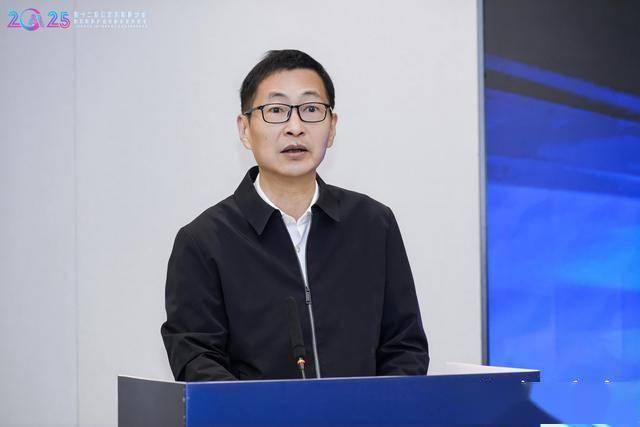 “守護模型生態(tài),驅(qū)動智效躍遷”,江蘇互聯(lián)網(wǎng)大會AI+大模型應(yīng)用與治理分論壇舉行