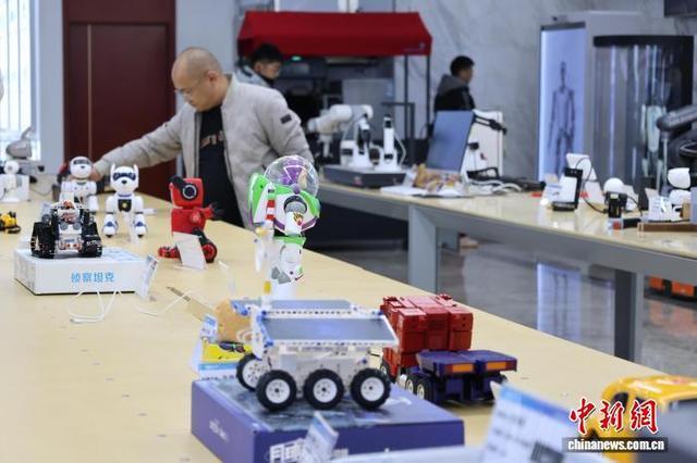 探訪山東首家機器人6S店